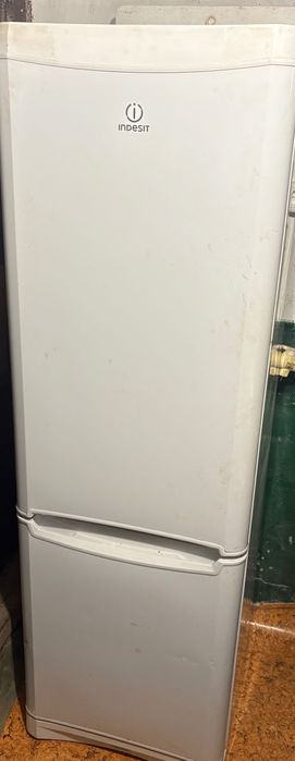 Холодильник indesit 1.9м. Фреон