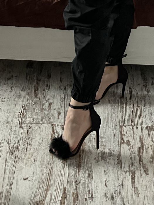 Босоніжки з пухшком