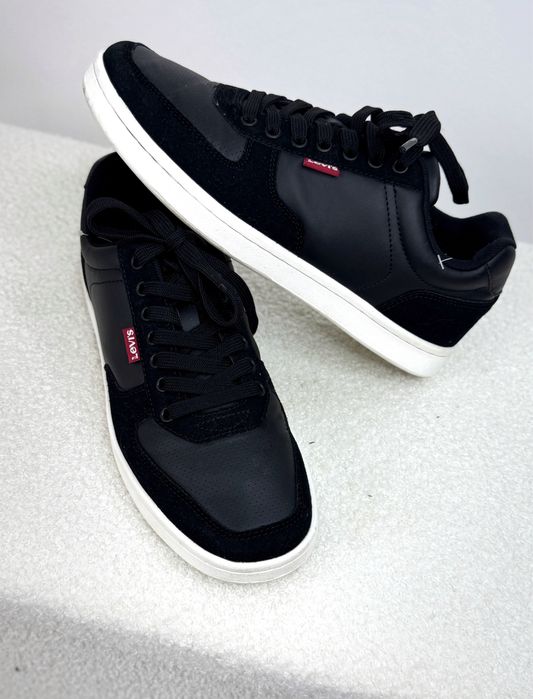 Кросівки від Levis