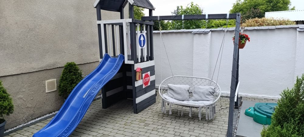 Domek ze zjeżdżalnią i huśtawką
