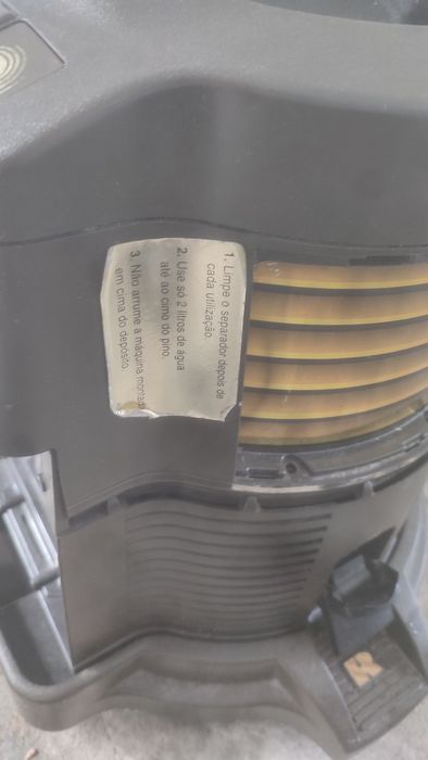 Carcaça de aspirador Rainbow com acessórios.