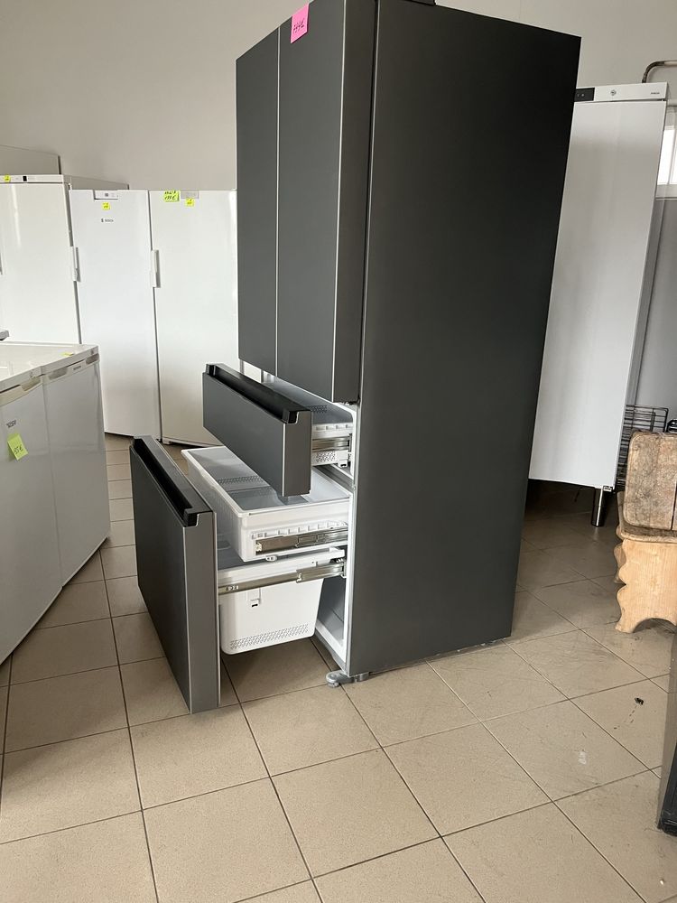 Холодильник Gorenje model NRM8181UX темно сірого матового кольору