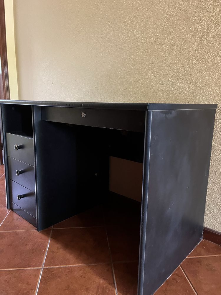 Secretaria Preta com gavetas