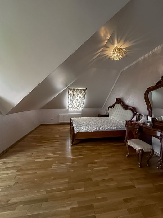 Продаж будинку з ремонтом. Центр. Велика ділянка. Озеро поруч.