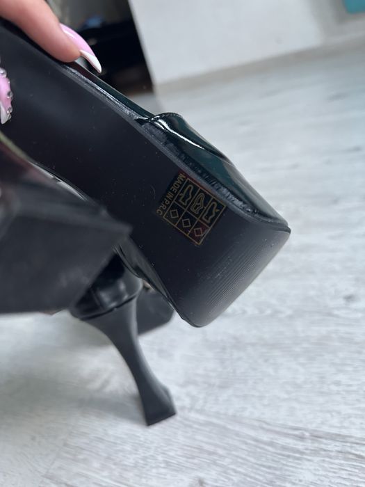 Czarne sandały na platformie – elegancja i wygoda w jednym kroku!