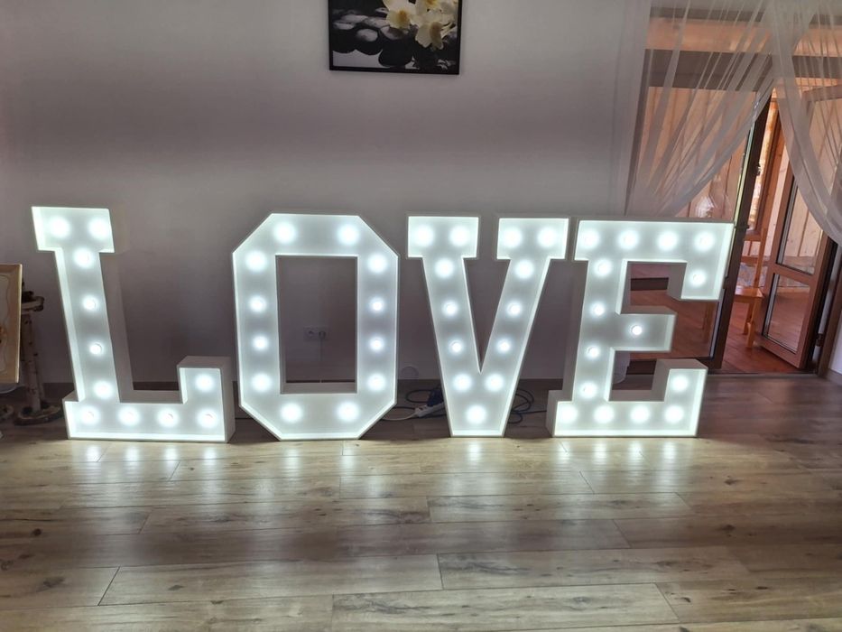 Stół wiejski i napis Love