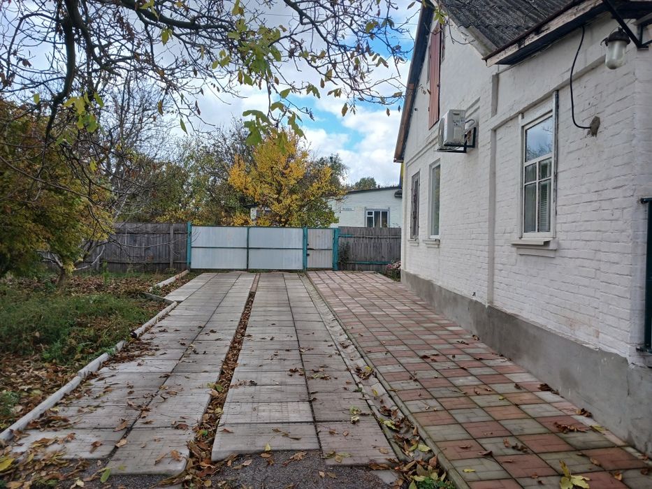 Гарний будинок в затишному місці з озером ,і гарним лісним краєвидом