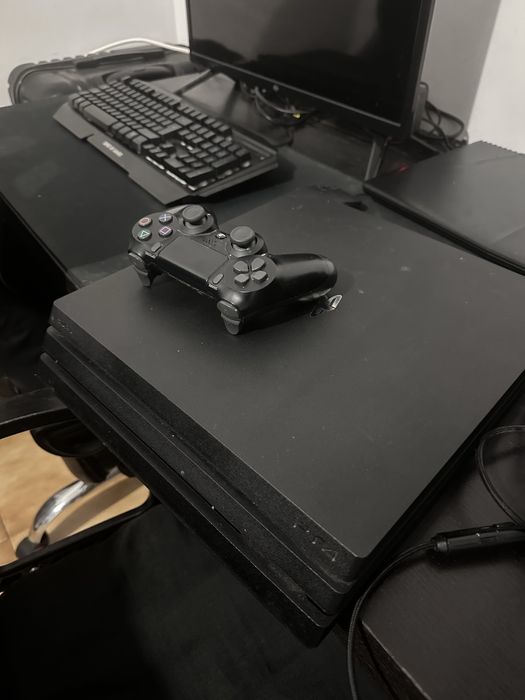 Ps4 com um controle , tv, mouse e teclado