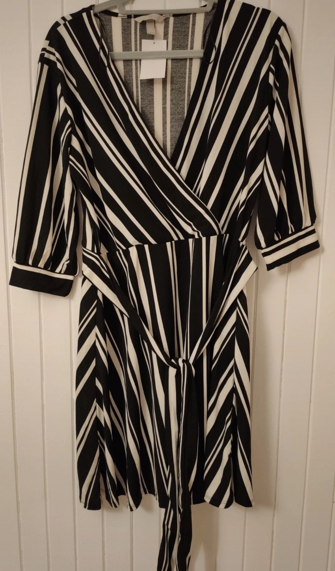 Sukienka H&M dekolt w serek L XL XXL retro vintage czarno-biała paski