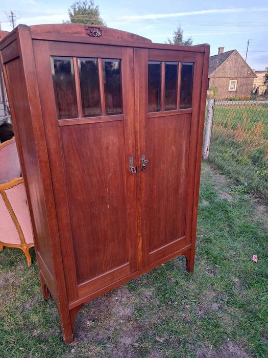 Stylowa szafa drewniana z duszą – antyk