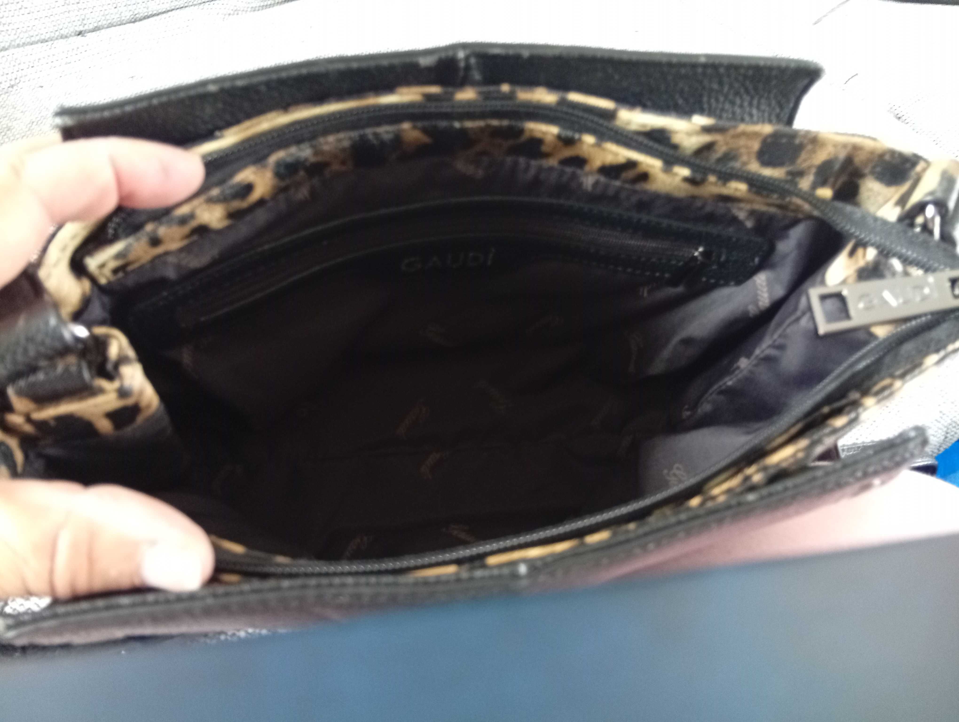 Mala preta com laterais em pelo, tipo cobra