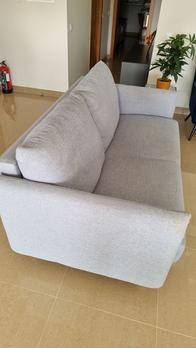 Sofá- cama em excelente estado.