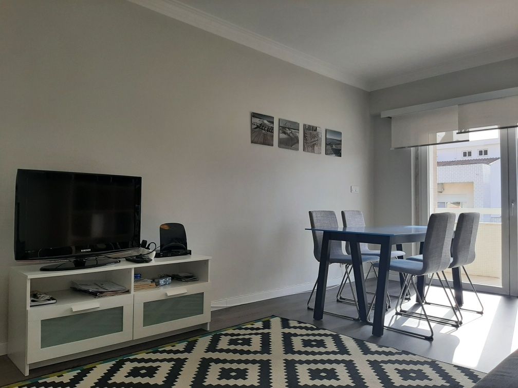 Arrenda-se apartamento T2 com 2 wc Sto. António