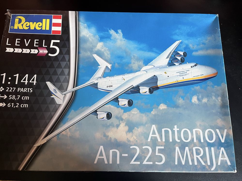 Збірна модель українського літака АН-225 Мрія (1/144 REVEL)