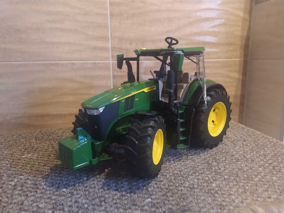 Bruder Traktor John Deere 350 7R. Nowy. Idealny na prezent.