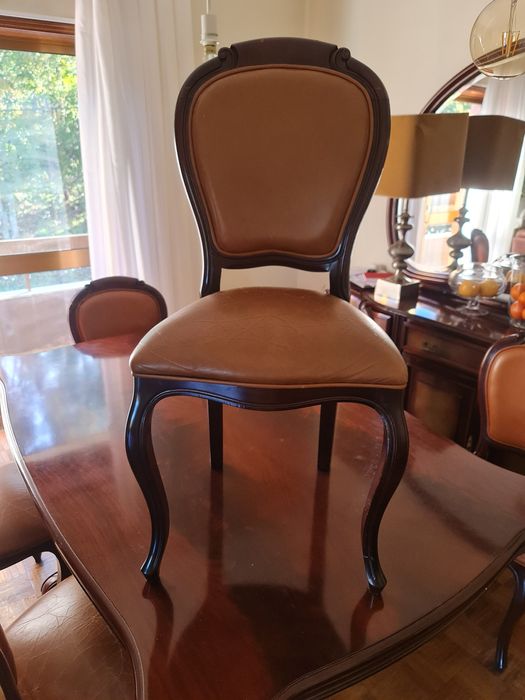 Mesa de sala e cadeiras