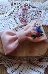 Haftowana biżuteria - kokardka do włosów handmade