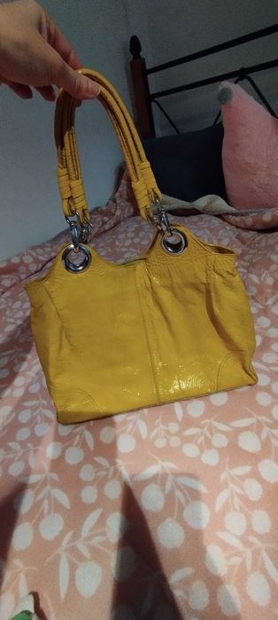 Mala 100% PELE, verniz e amarela.