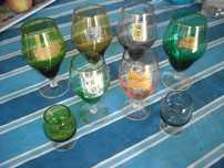 Copos antigos vintage em vidro colorido para desocupar
