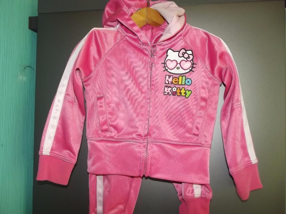 Продам детский костюмчик Hello kitty на годик и до 3-х лет.