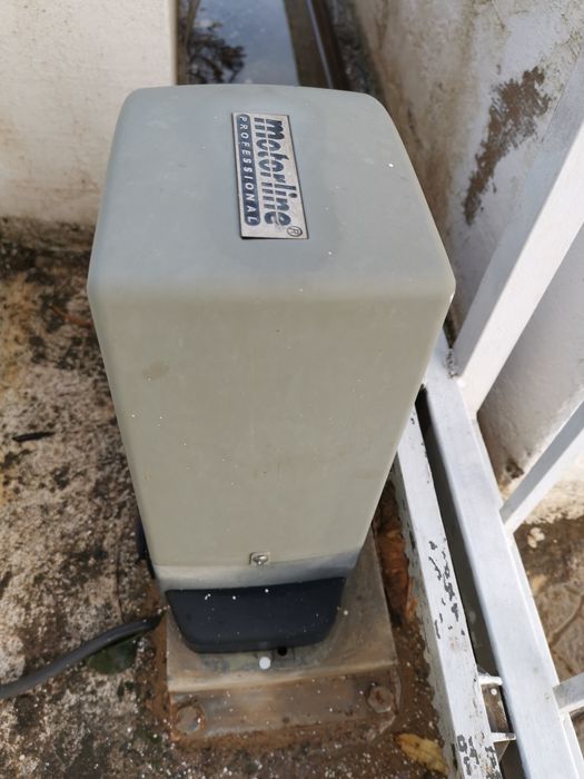 Portão grande em ferro de entrada