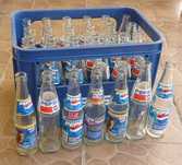 kontener z 1995 r. i 31 butelek 0,25 l - PEPSI-COLA - różne etykiety