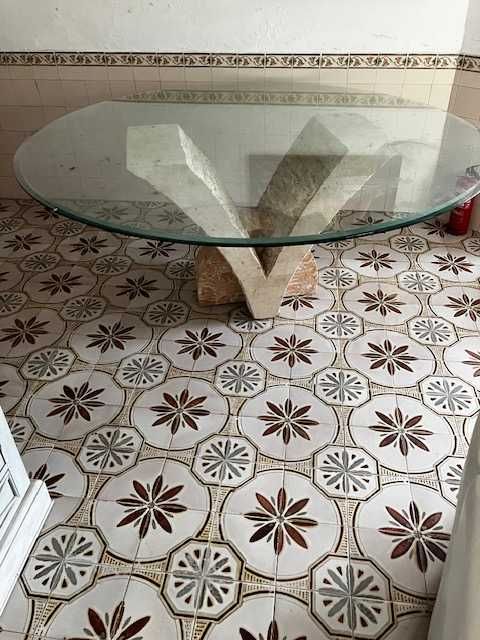 Mesa de jantar circular com tampo de vidro e base, 190 cm de diâmetro.
