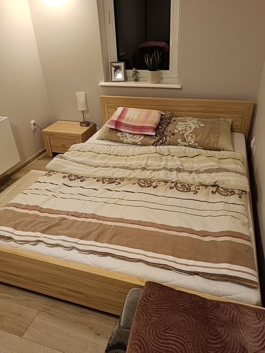 Łóżko z materacem