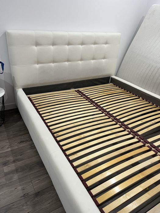 Łóżko białe zadbane