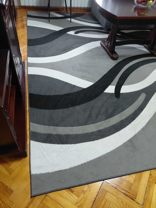 Duży dywan oraz szary dywan