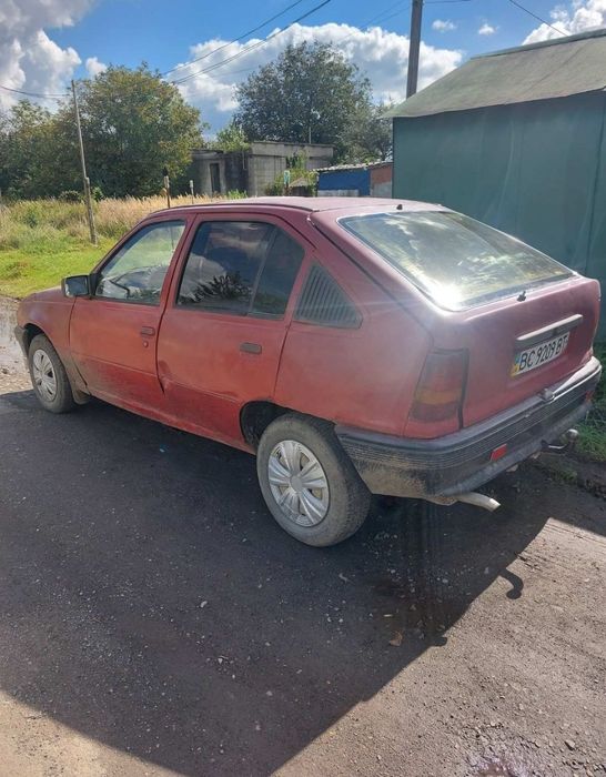 Продам Кадета 1985 року, машина як ракета, ривок то що треба.