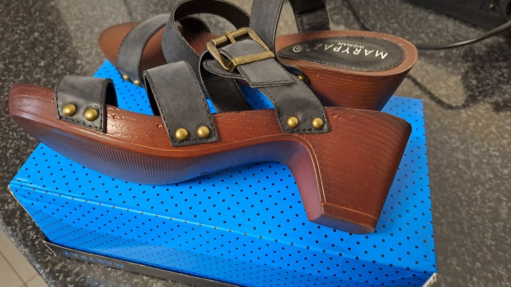 Socas de tiras em preto