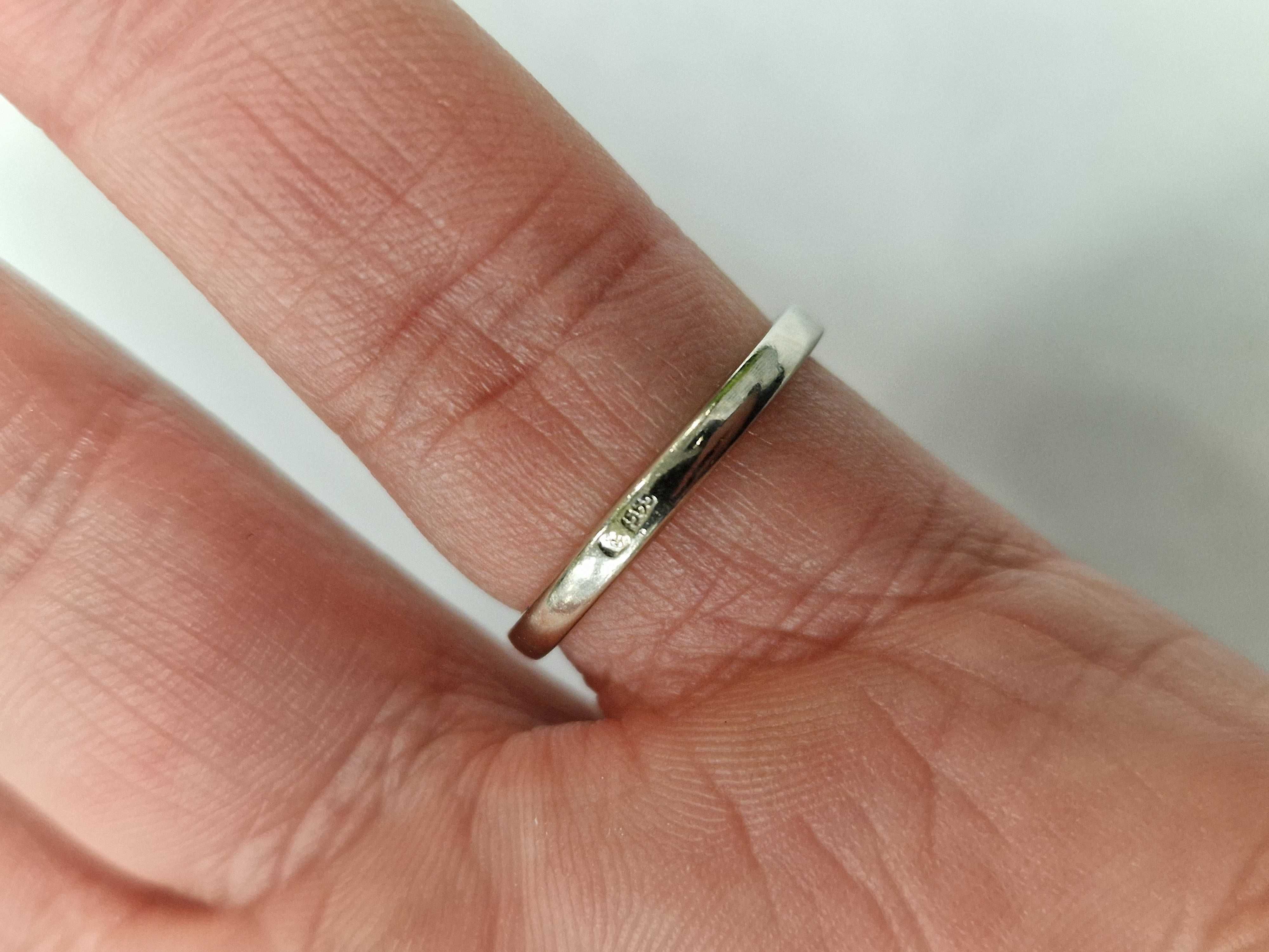 Złoty pierścionek damski/ 585/ Szafir/ Brylanty/ 2.57 gram/ R13/ cert