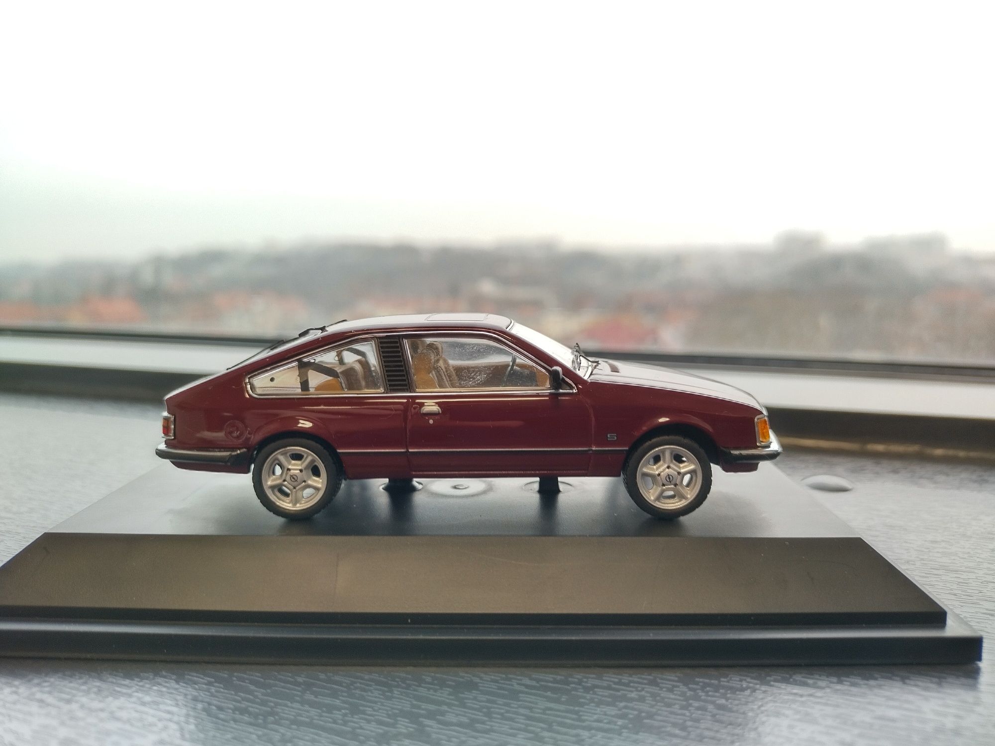 Opel Monza A 1:43 Schuco bordowy.