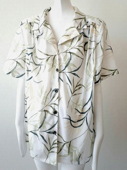 Camisa havaiana com padrão de folhas