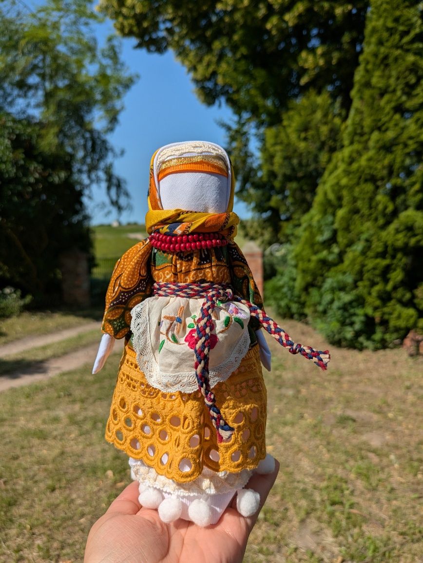 Ręcznie robiona słowiańska lalka-motanka – amulet ochronny domu