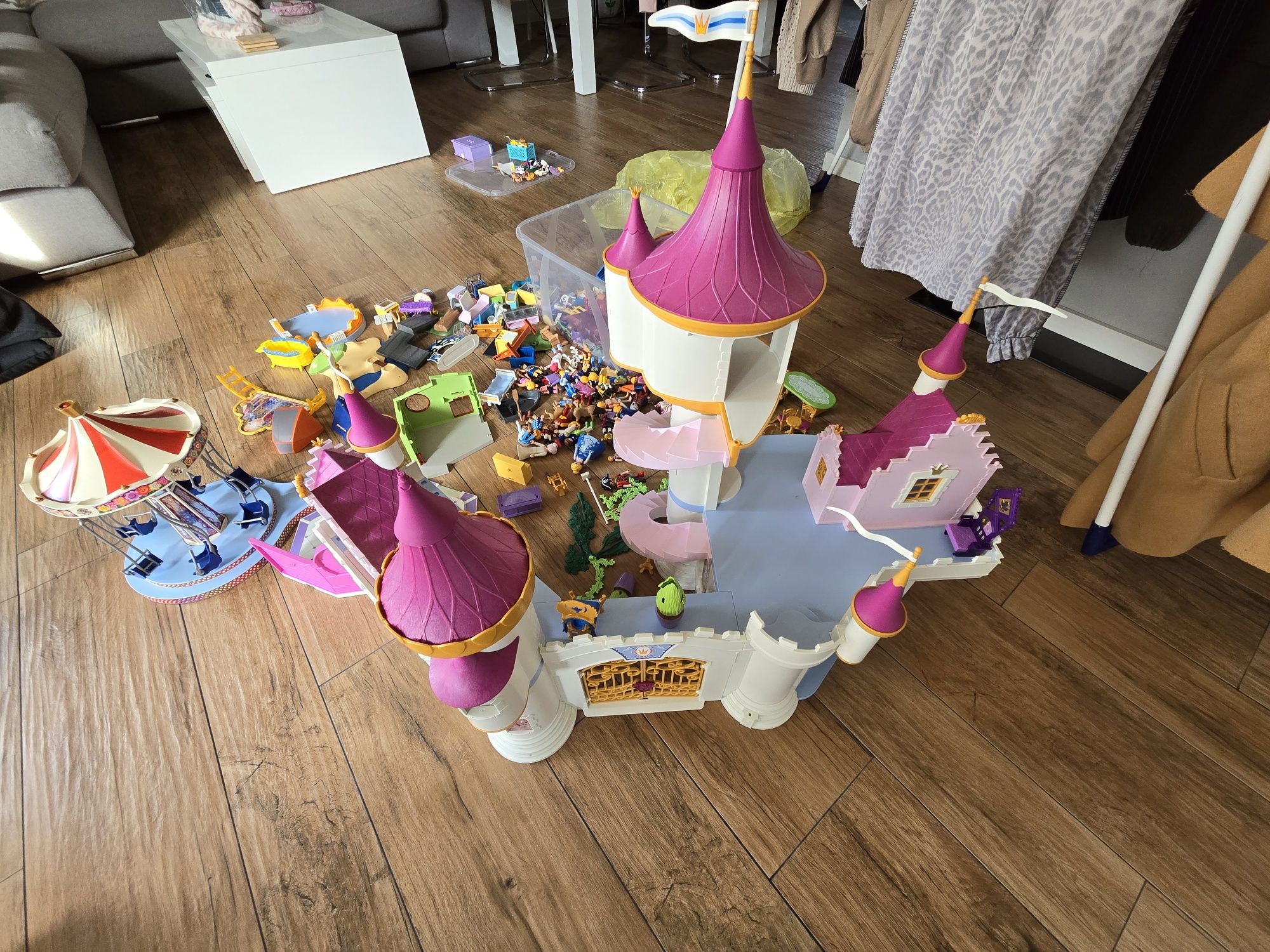 Zestaw Playmobil - zamek, karuzela i inne