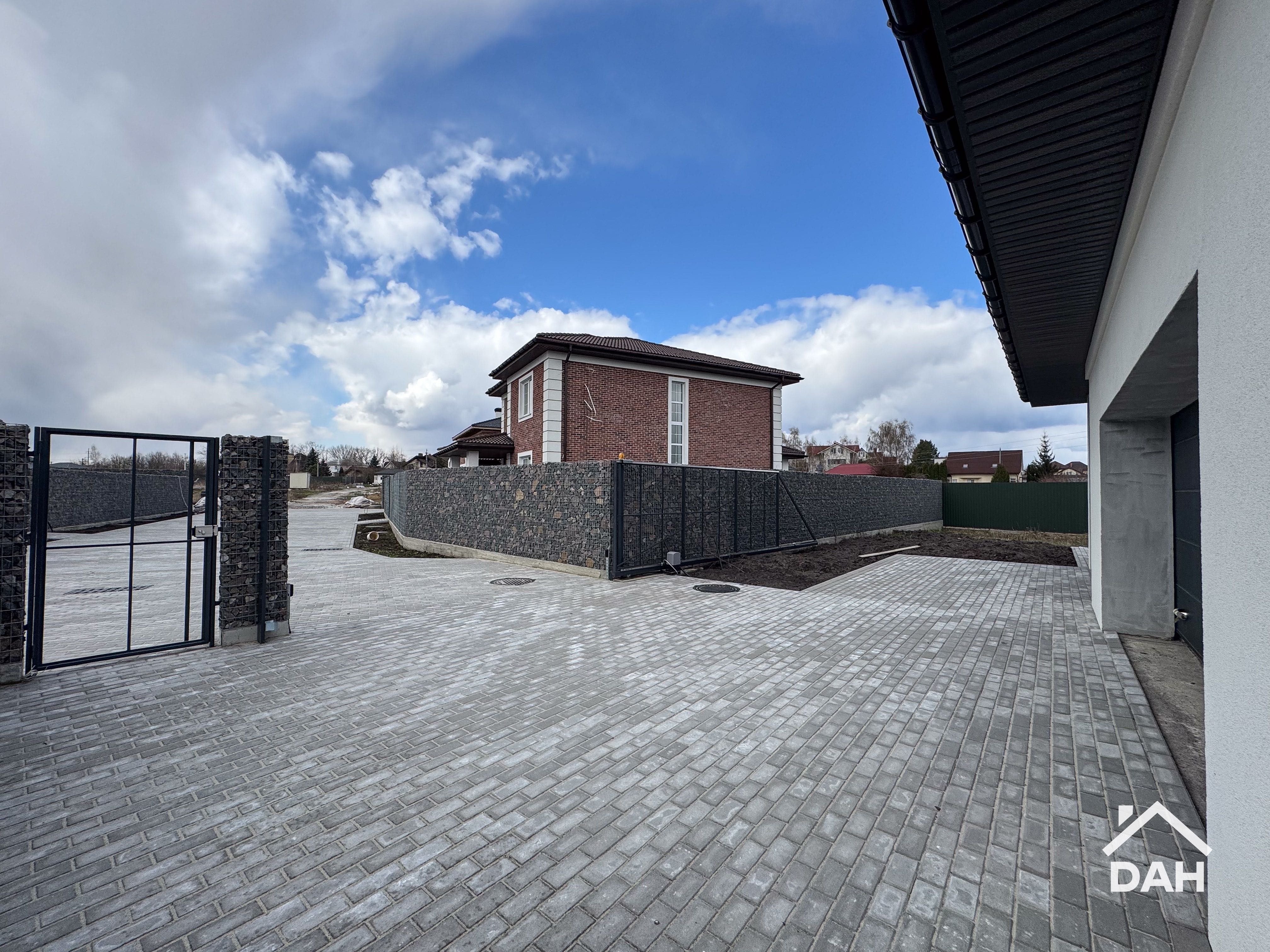 Будинок 216 м² з гаражем, 6 соток, під чистове є газ с. Крюківщина