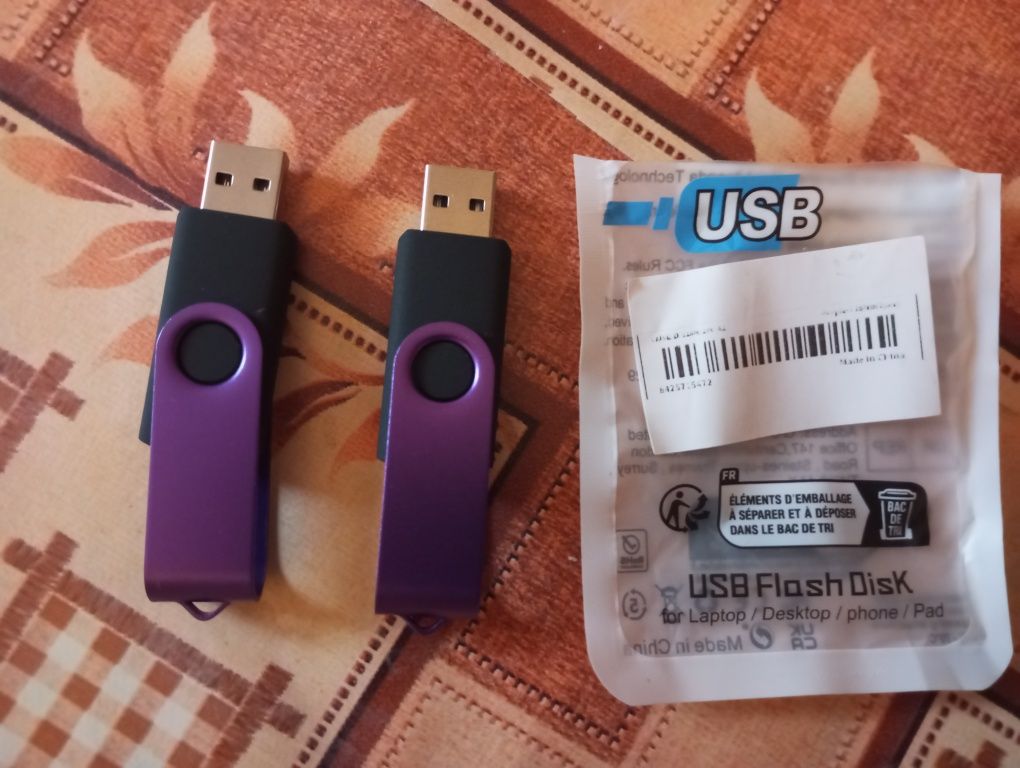 Продам  2 флешки на 128 мб Часы Рабочие