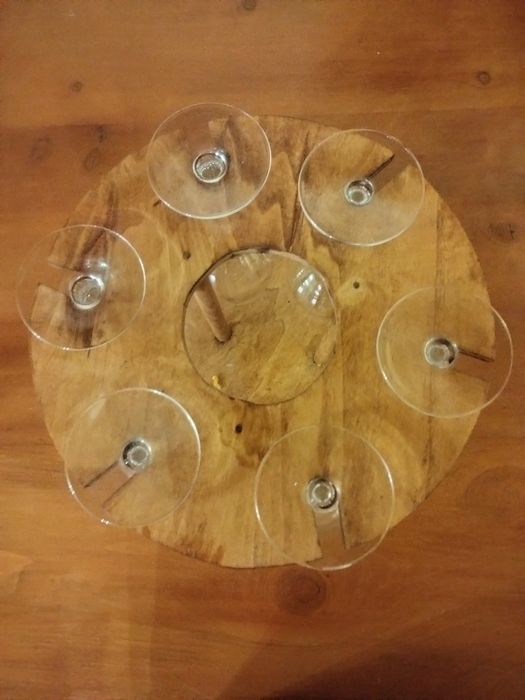 Suporte com copos de vinho