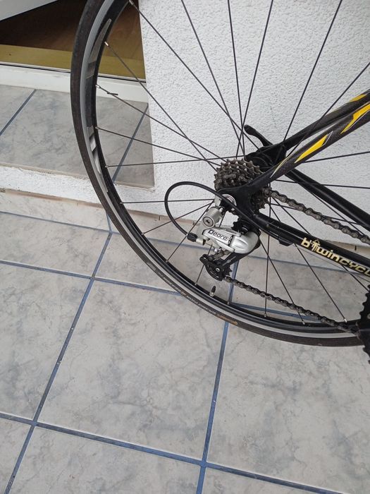 rower szosowy z prostą kierownicą trekking btwinn Shimano deore