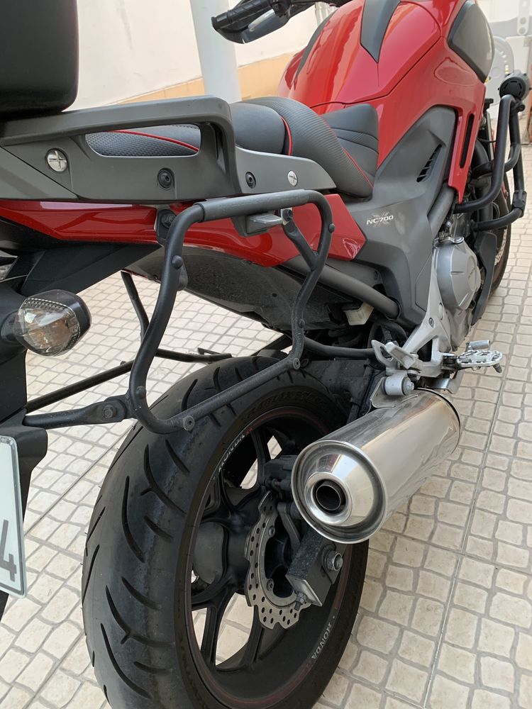 Mota Honda NC700X Vermelha.
