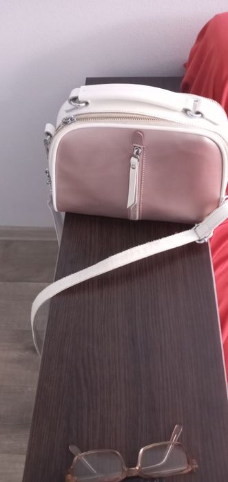 Очень красивая белая сумка через плечо.