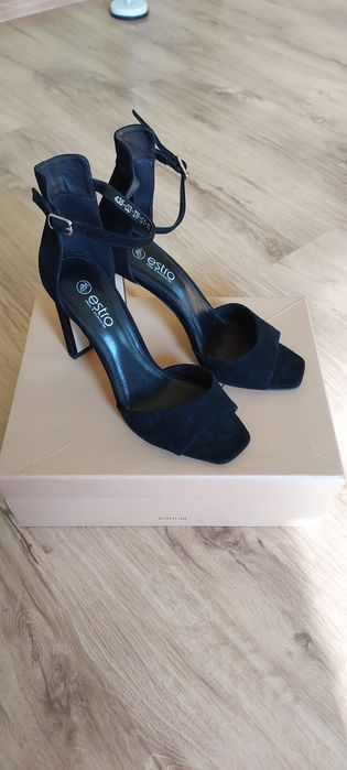 Босоножки естро.