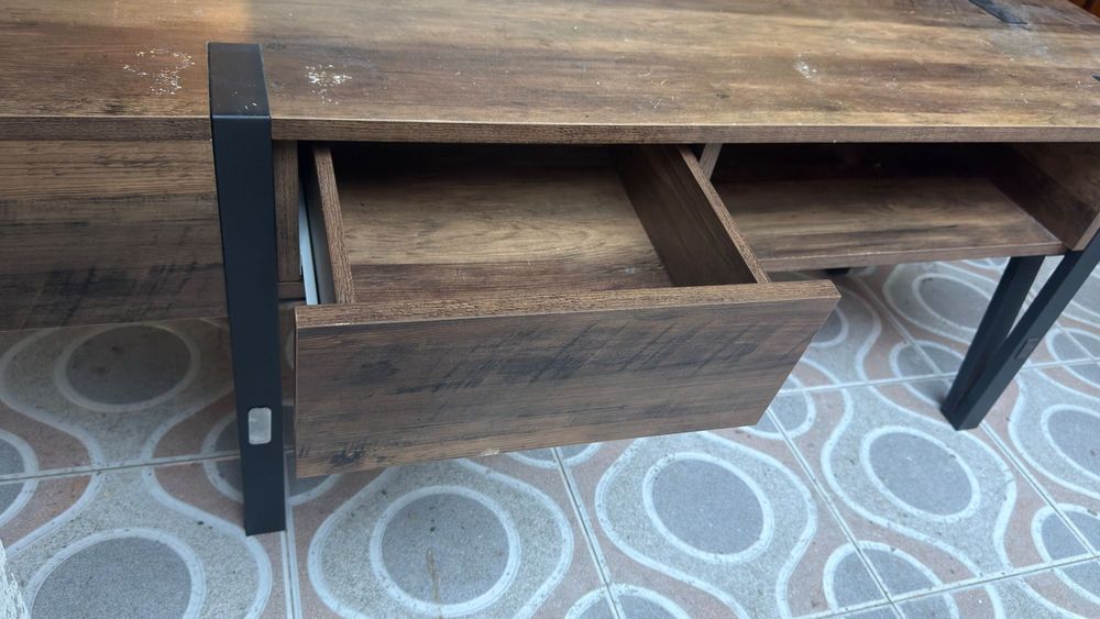 Móvel de sala castanho e preto