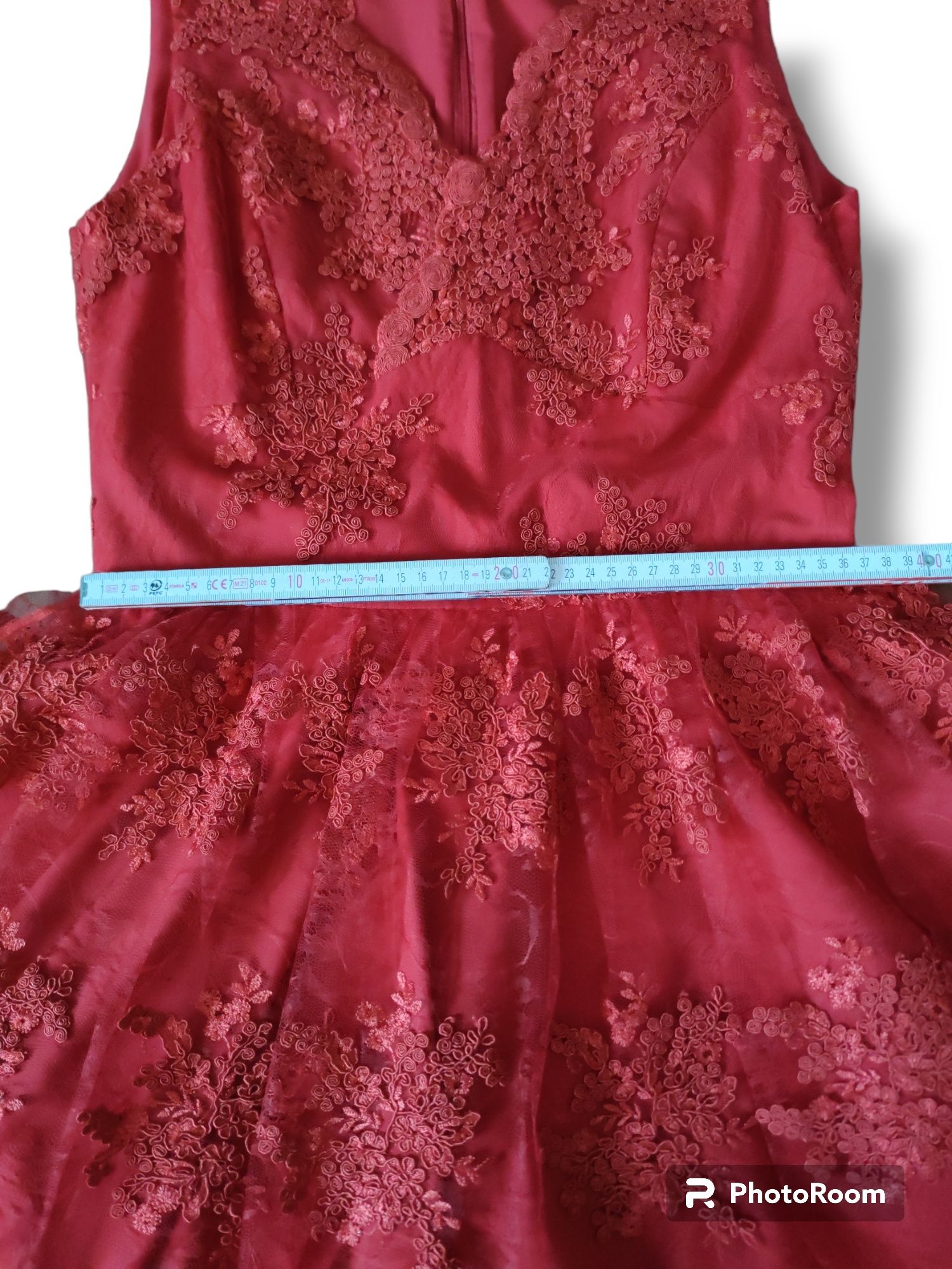 Elegancka krótka czerwona sukienka z koronką
