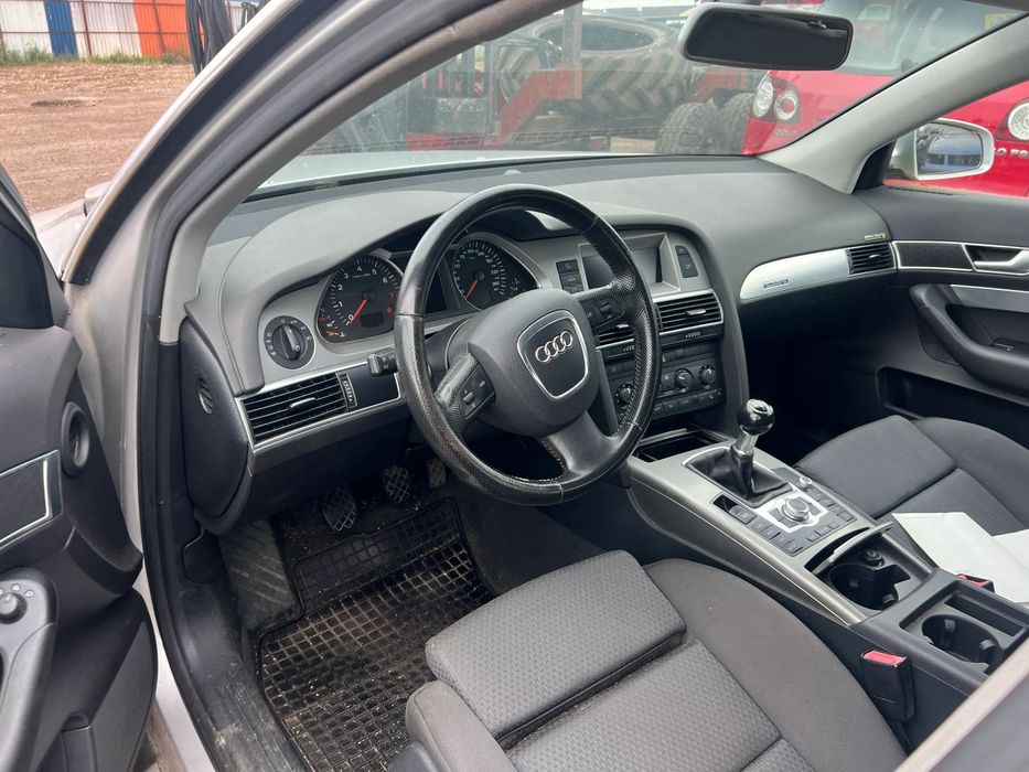 DESKA KONSOLA KOKPIT PODUSZKA PASY AUDI A6 C6