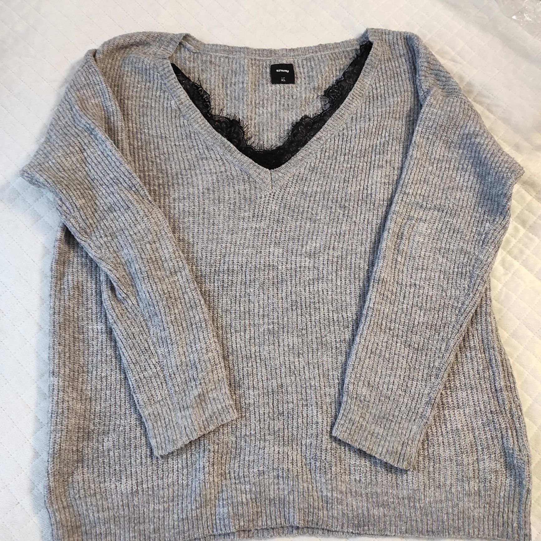 Sweter z koronką