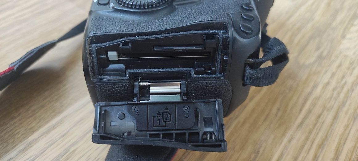 Canon 5D Mark 4 рідна комплектація+карти пам'яті+2 додаткові акумулято