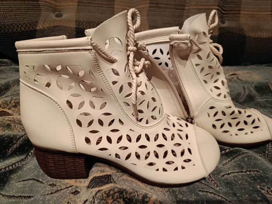 Легкі жіночі черевички